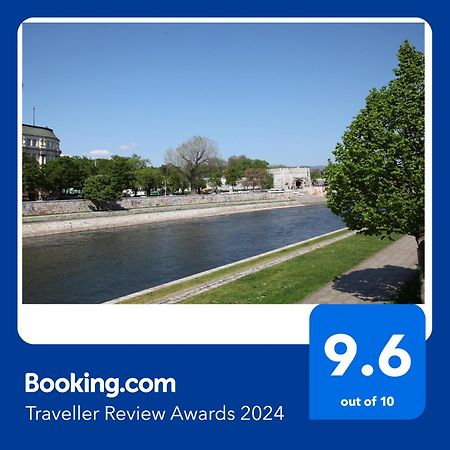 65 Square Meters Designer Apartment In Heart Of City - River View ! Park For Free Ni Exteriér fotografie
